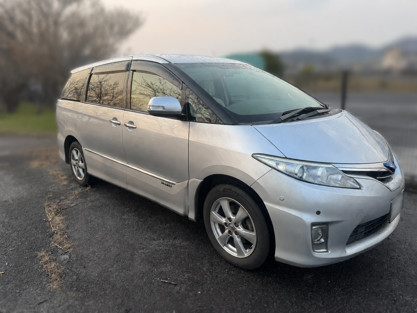 48万km超まで通勤で使ってきた2009年式エスティマハイブリッド（AHR20W）。ナンバープレートは加工しています。