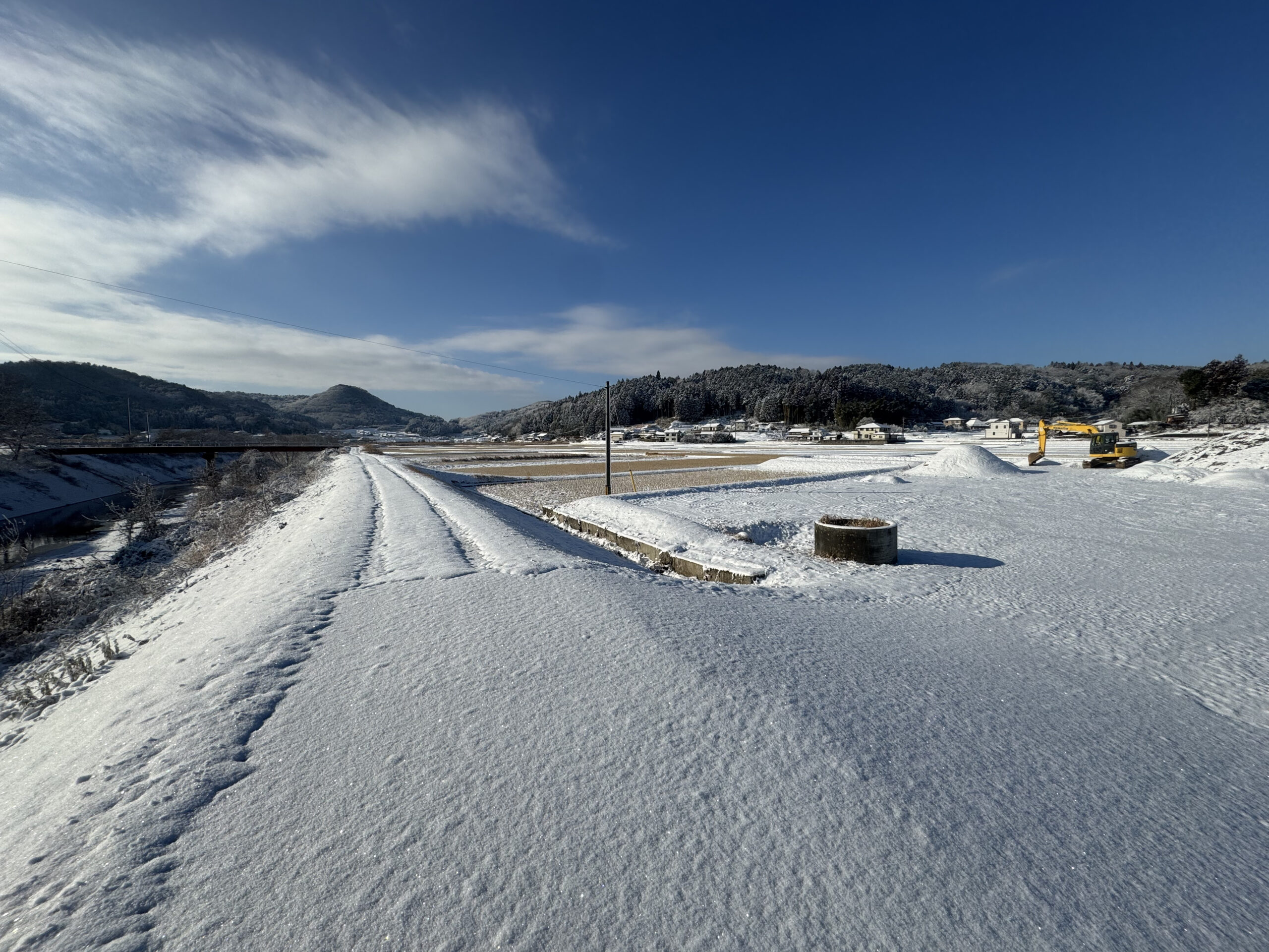 雪が積もった山間部の風景