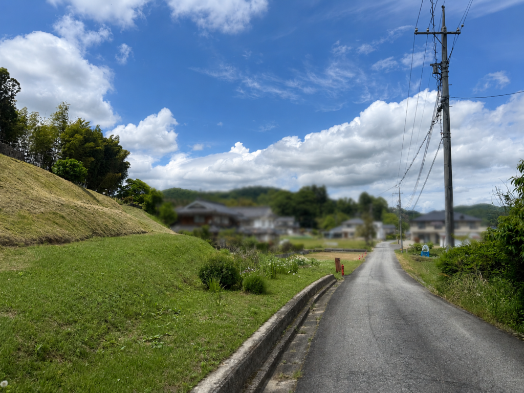 地方暮らしで車が生活に必要なことを感じる山あいの生活道路