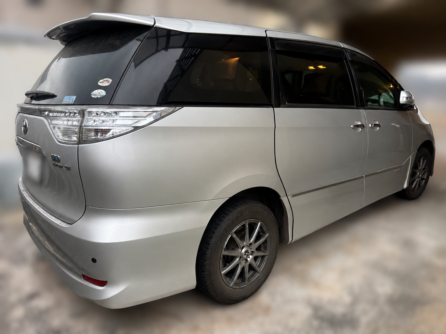 48万kmを超えて通勤車として使っているエスティマHVの右後方外観