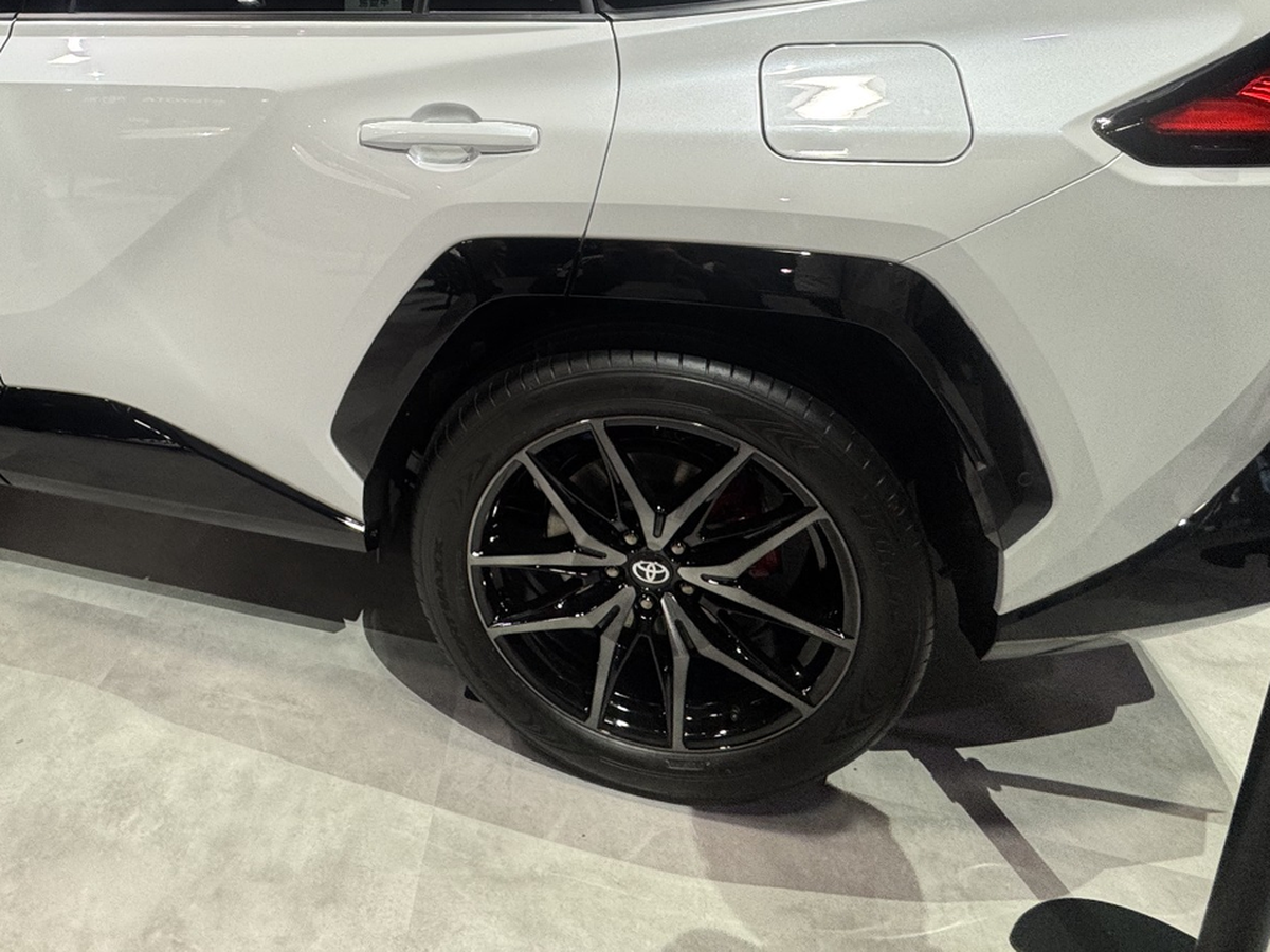 新型RAV4 PHEVの20インチタイヤと後輪まわり