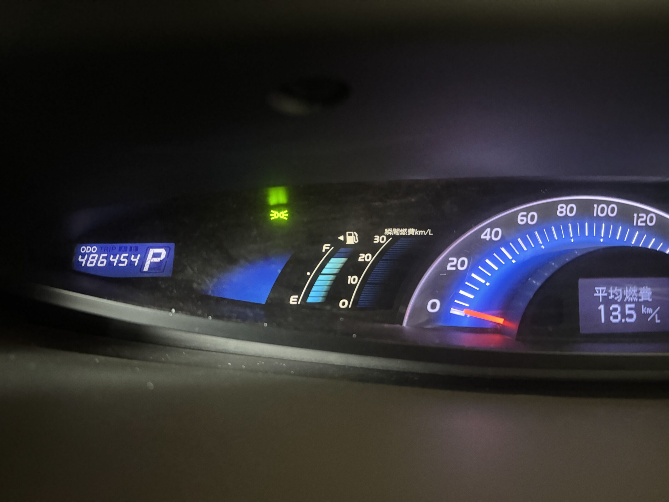 エスティマハイブリッドAHR20Wのメーター表示。486,454km・平均燃費13.5km/L
