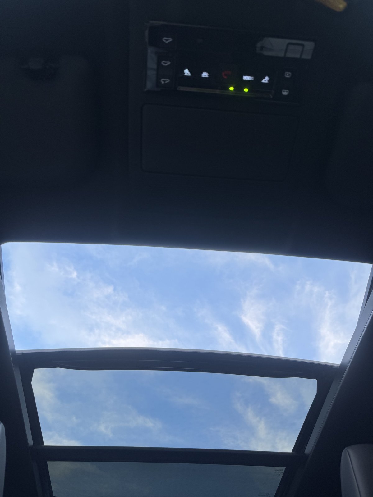 RAV4 PHEVのパノラマルーフ