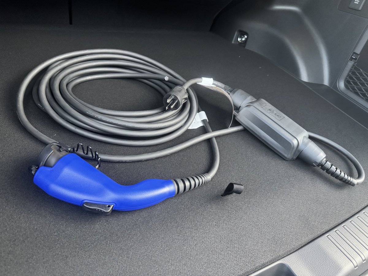 RAV4 PHEVのメーカーオプションの15m充電ケーブル(AC200V用)