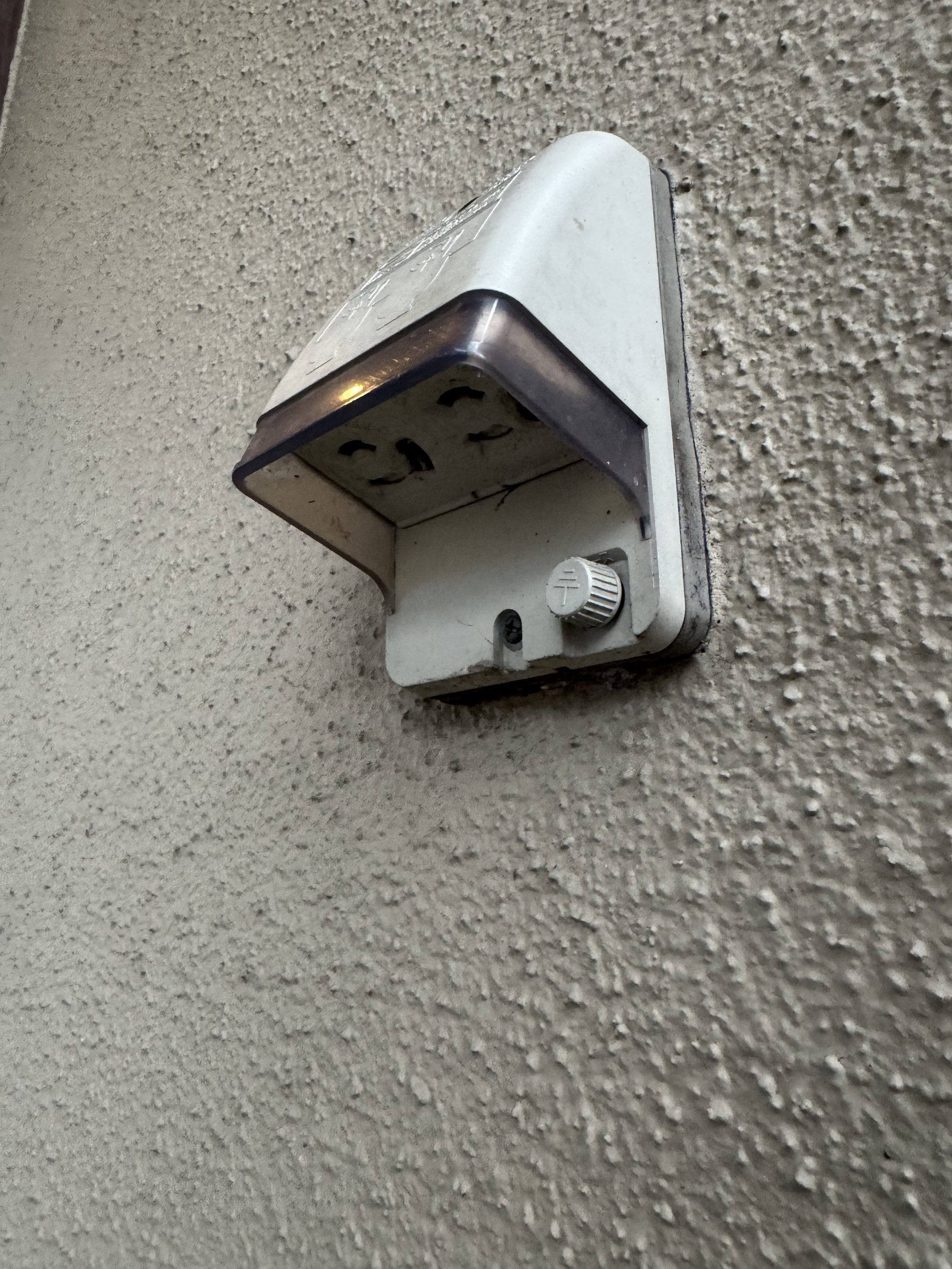 自宅の屋外にある100Vの防雨コンセント
