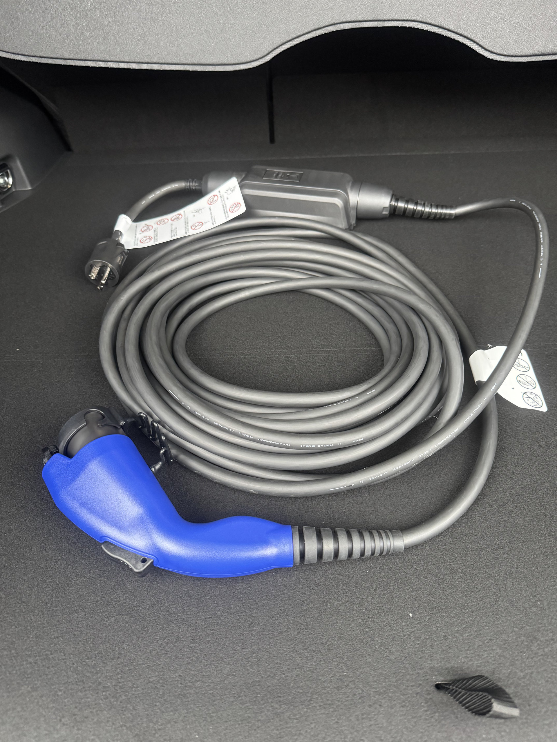 荷室に置いた15m充電ケーブル