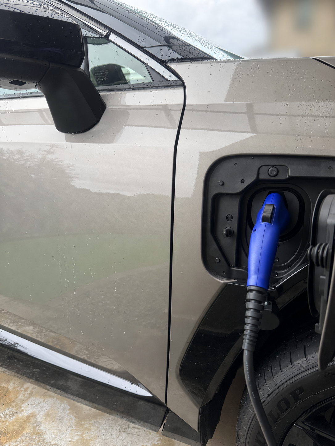 運転席側の普通充電口